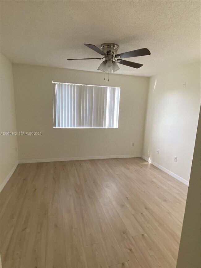 Building Photo - 300 Crestwood Ct N
