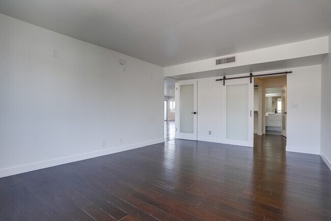 Building Photo - 435 N Oakhurst Dr