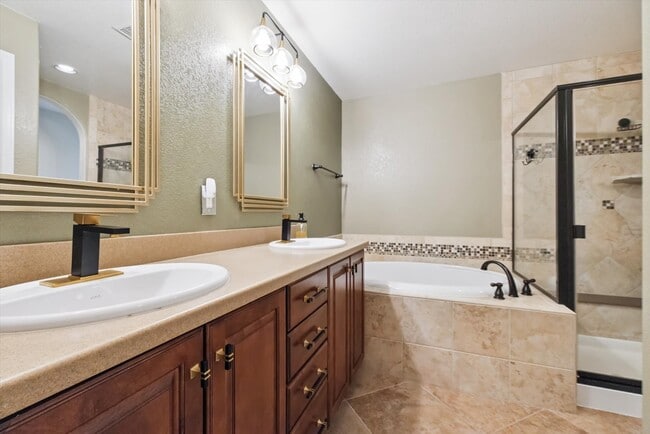 Building Photo - 9218 Viaggio Way