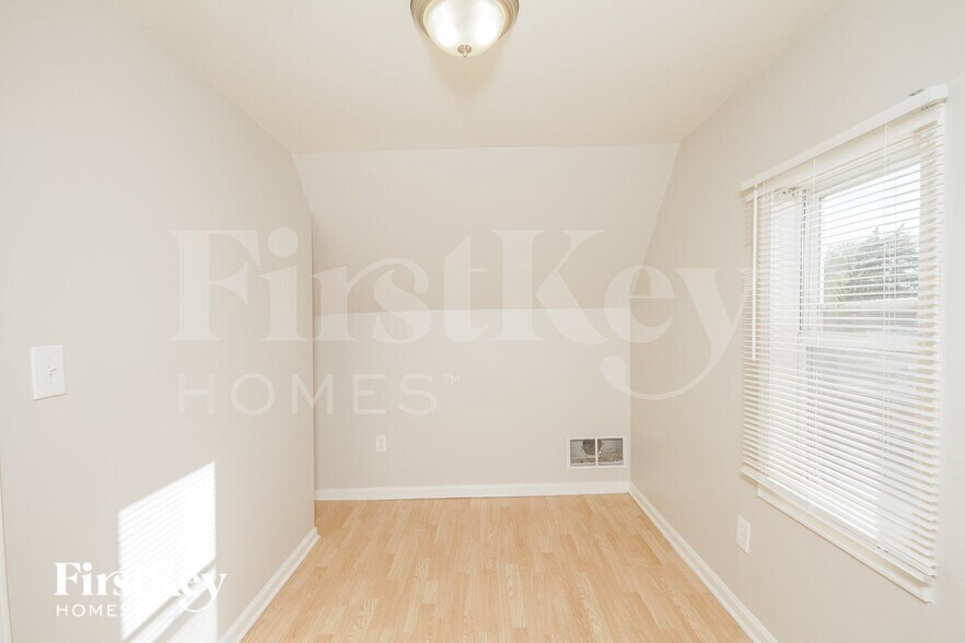 Building Photo - 15006 Avers Ave