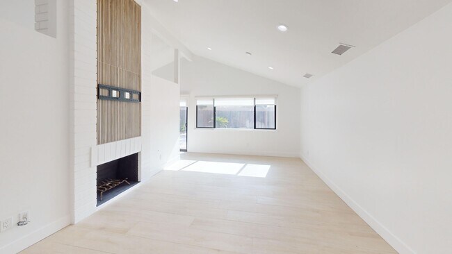 Building Photo - Welcome to your dream home! Single story R...