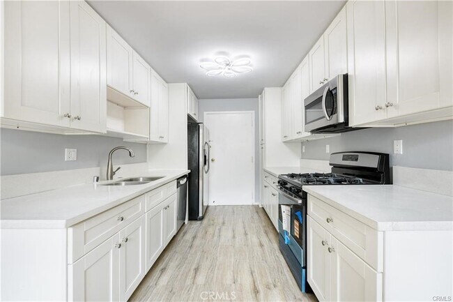 Building Photo - 514 S Harvard Blvd