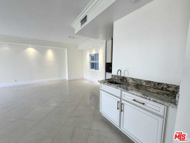 Building Photo - 121 S Palm Dr