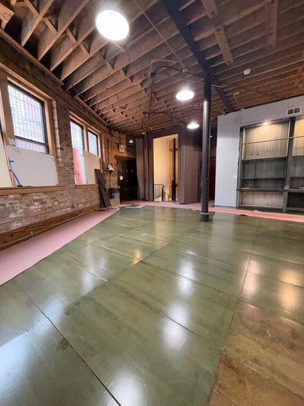 Building Photo - 936 W Roscoe St