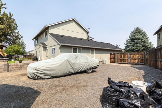 Building Photo - Gorgeous home at end of cul-de-sac with RV parking and views