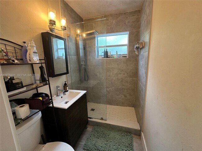 Building Photo - 1147 NE 113th St