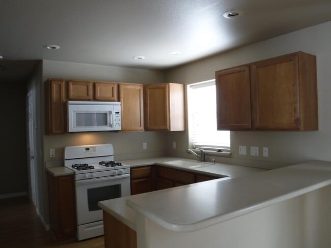 Building Photo - 441 Country Club Ln