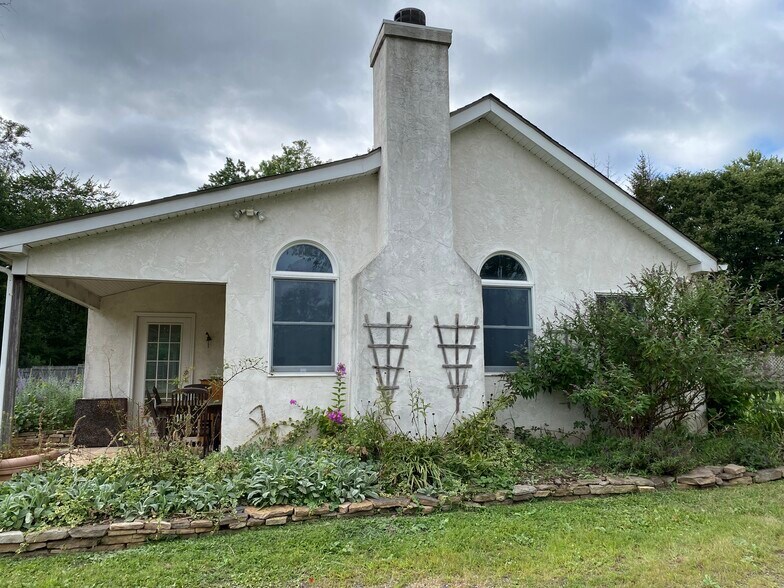 Side of House, Parking - 1926 Sugar Bottom Rd