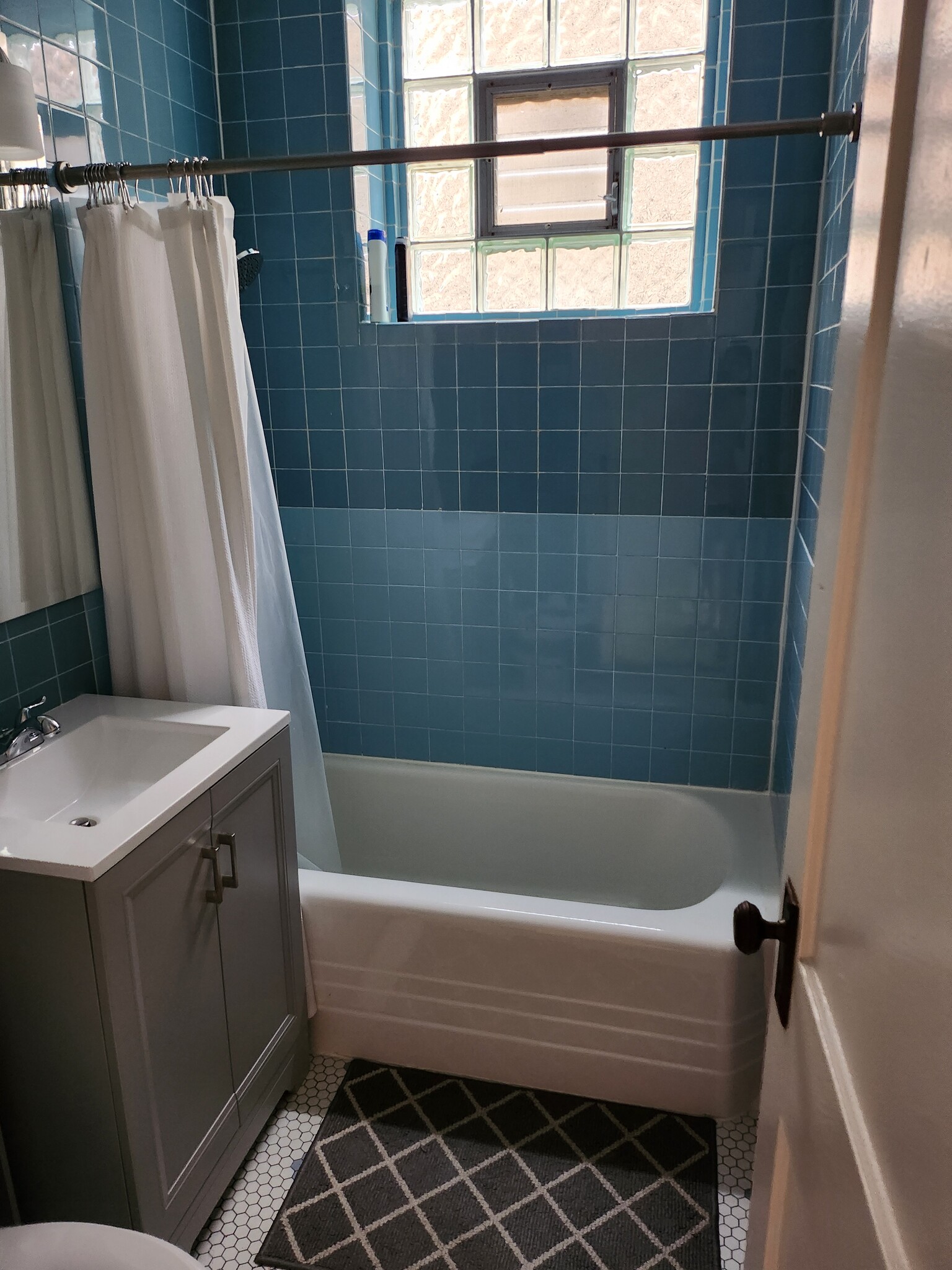 Bathroom - 5437 N Ashland Ave