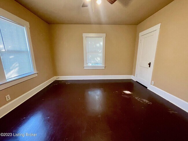 Building Photo - 2015 E Oak St