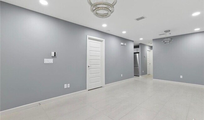 Building Photo - 1421 W Harrison Ave