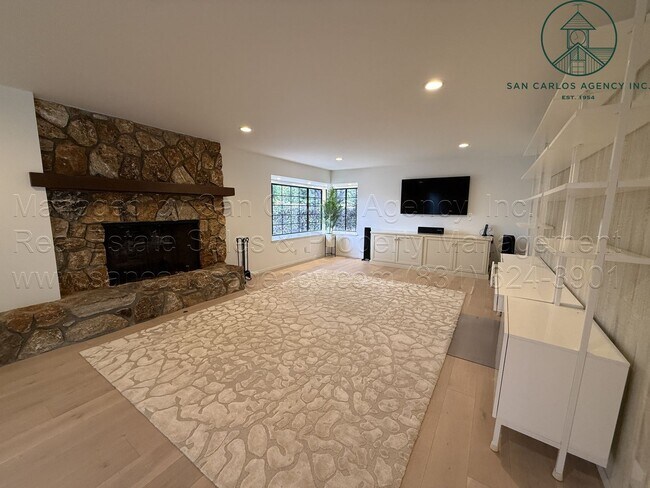Building Photo - Newly Remodeled Spacious Three Bedroom Quail Lodge Home