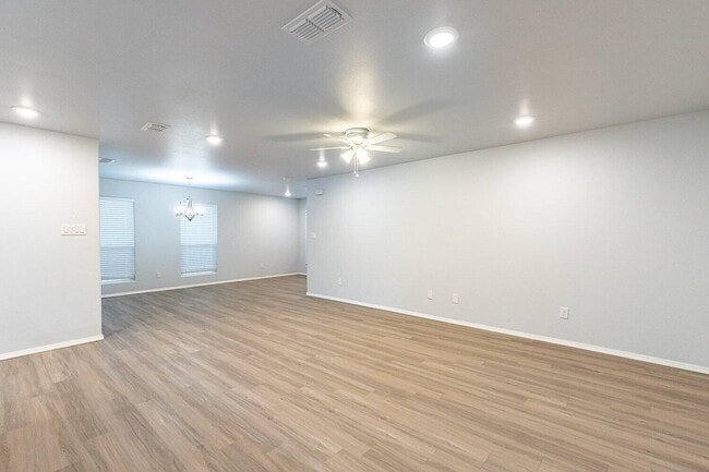 Building Photo - 5517 Kemper St