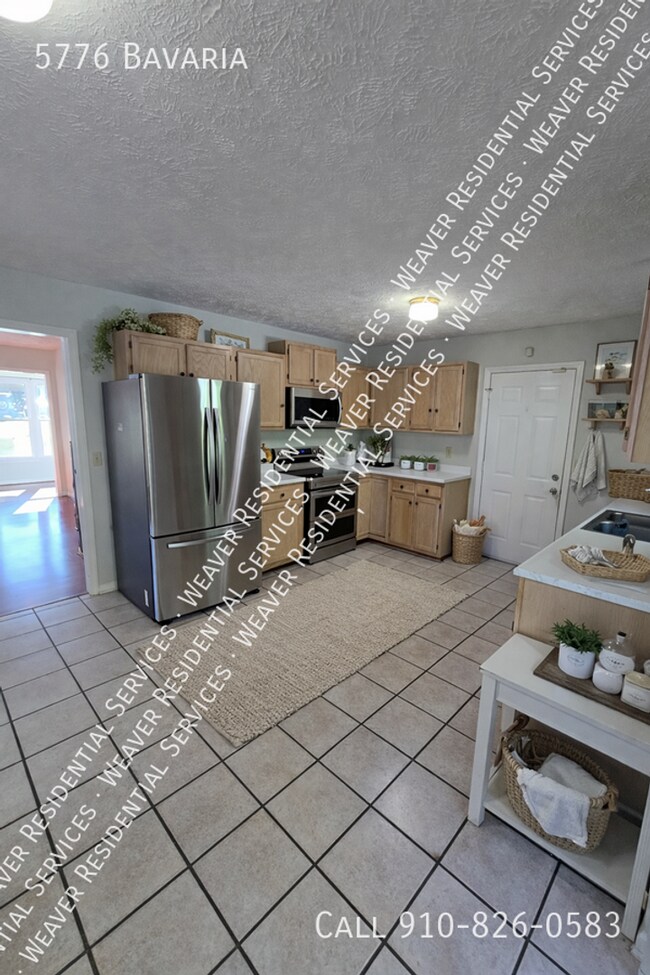 Building Photo - Cute Two Story in Fayetteville!