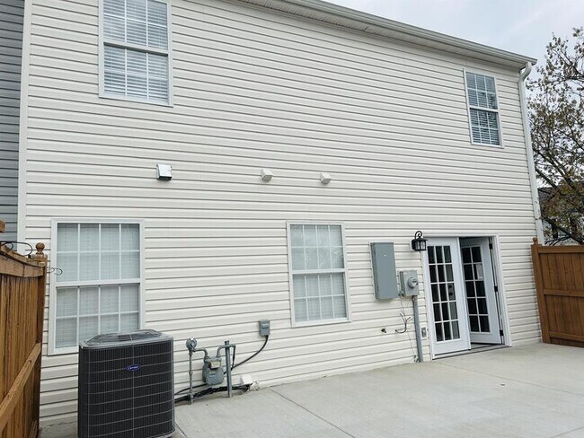 Building Photo - 305 Claybrooke Dr