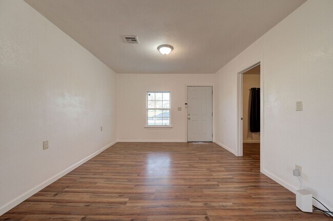Building Photo - Cute 2BD/1BTH Home in the Heart of OKC Near OU Medical Center