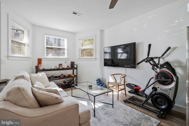 Building Photo - 1915 6th St NW