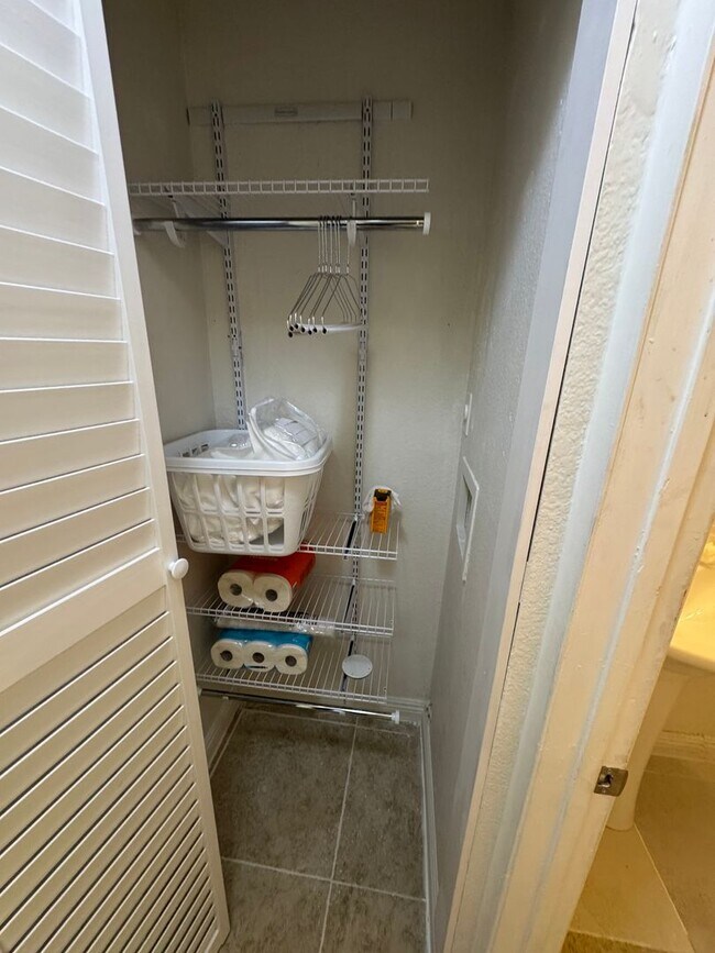 Building Photo - Fully Furnished Ground-Floor Condo with Pool Access!