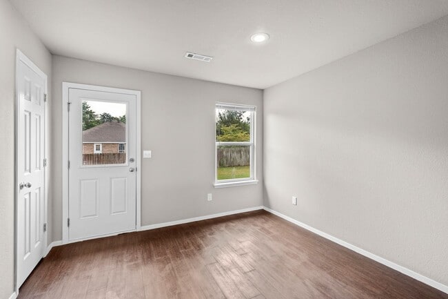 Building Photo - Gorgeous 4 bedroom home!