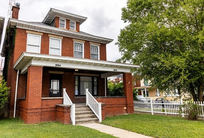 Primary Photo - 654 6th Ave