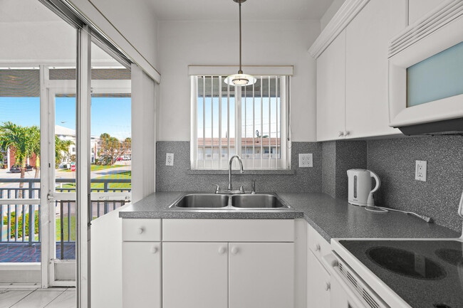 Building Photo - 2100 NE 38th St