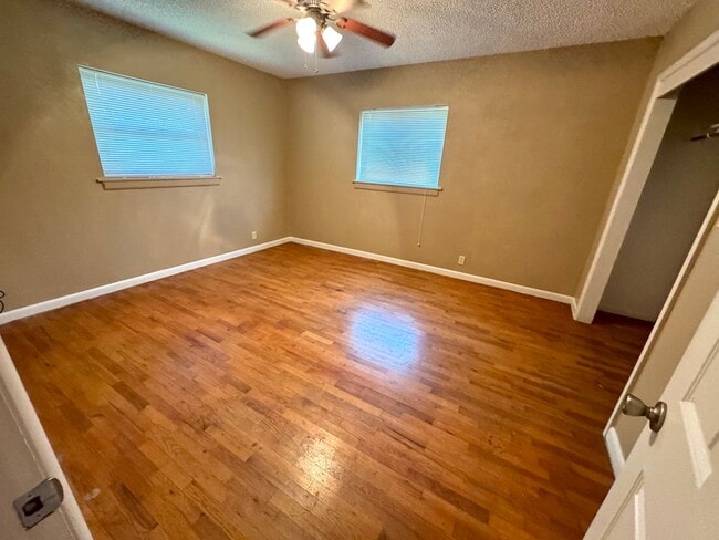 Building Photo - Charming 3-bedroom, 2-bath home on a corne...