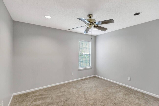 Building Photo - The Lakes