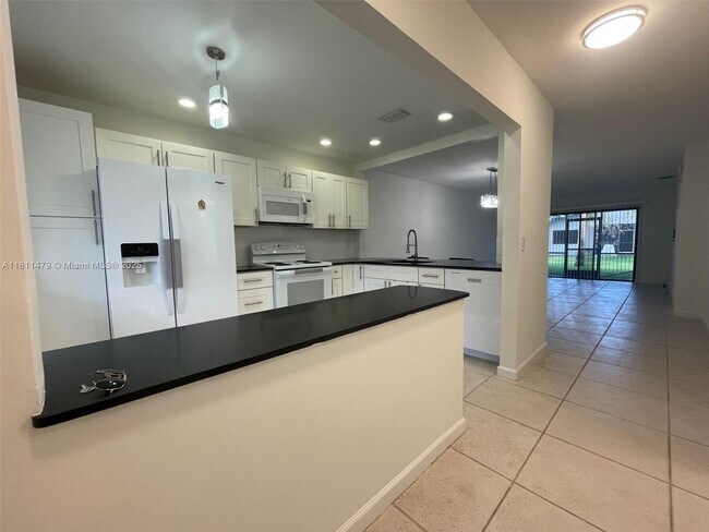 Building Photo - 449 Lakeview Dr