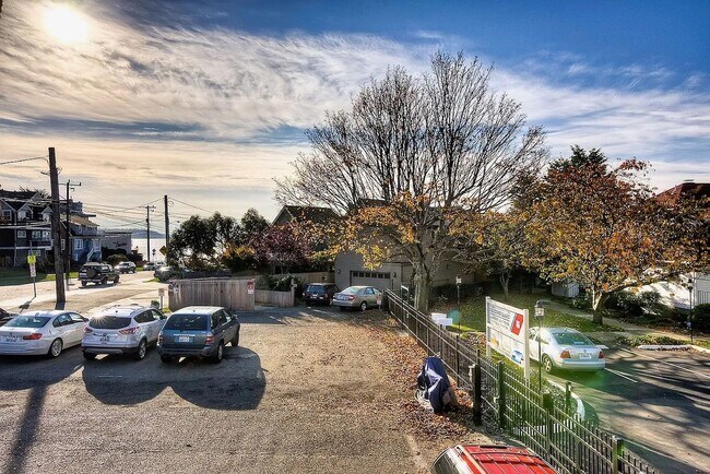 Building Photo - Location, Location, Location! - Modern one bedroom near Alki Point Lighthouse