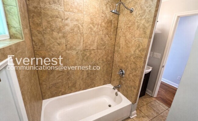 Building Photo - 2 Bed/1 Bath Home with Garage / Available Now!