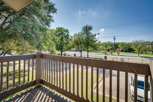 Building Photo - River Crossing Townhome - Downtown - Airpo...