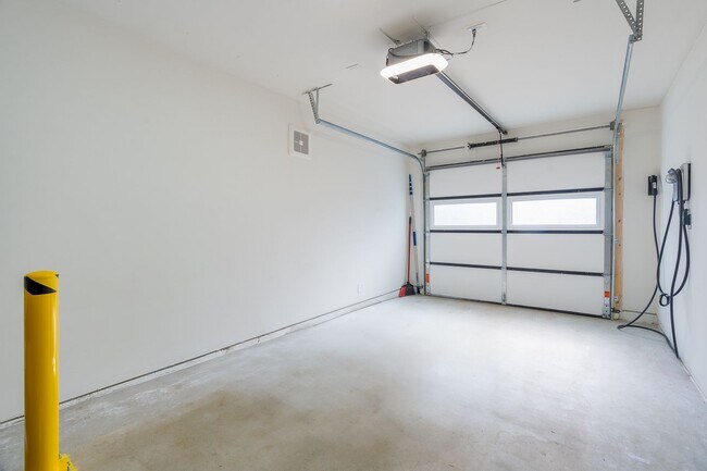Building Photo - Maple Leaf 2BD/2BA Modern Home With Premiu...