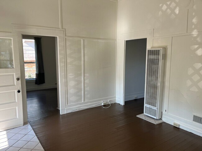 Building Photo - Early 1900's Charm In This Two Bedroom in Prescott