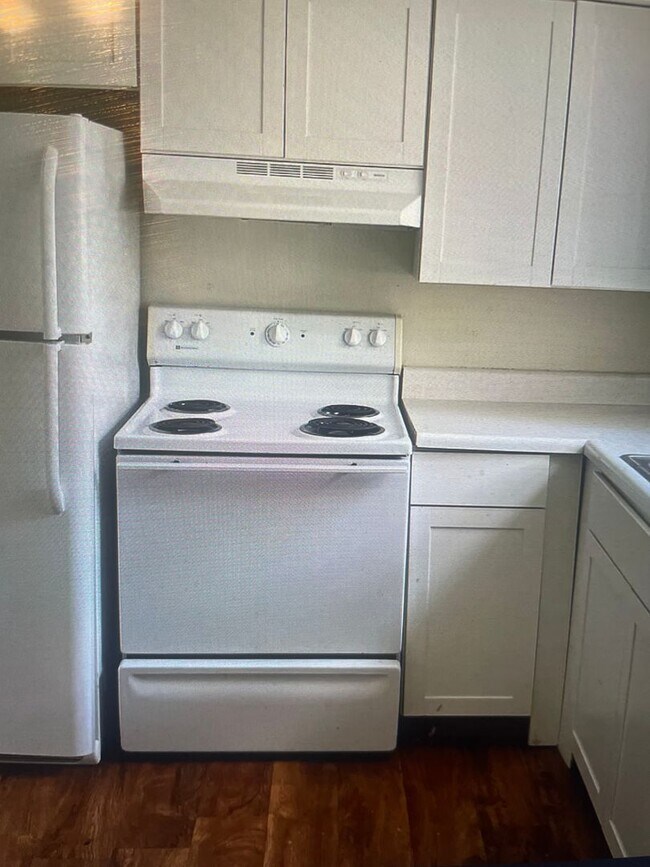 Building Photo - Knoxville 37919 - 2 bedroom, 1 bath apartment in West Knoxville - Contact Lisa Vineyard and Shann...