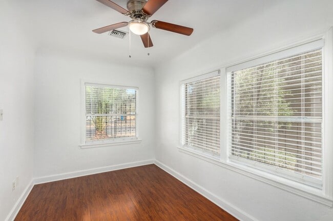 Building Photo - One Bedroom Single Family Home - Garfield District - First Month Free!