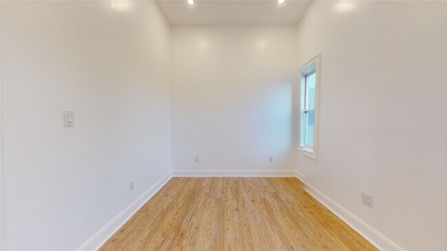 Building Photo - 2050 Strauss St