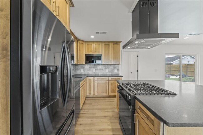 Building Photo - 2420 Woodman Dr