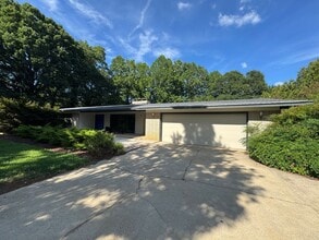 Building Photo - 2015 S Point Rd
