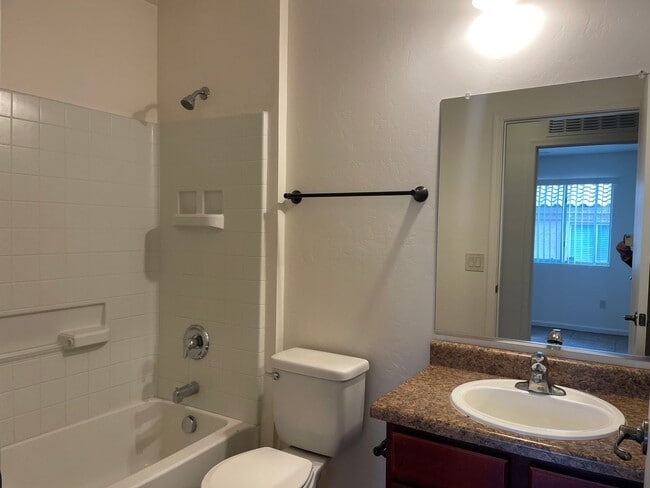 Building Photo - Beautiful Modern New 3Bdm 2Ba Home, Easy A...