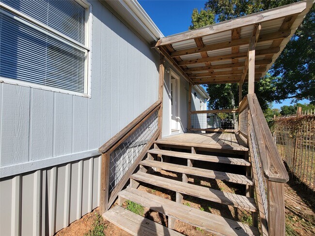 Building Photo - 305 Paddock St