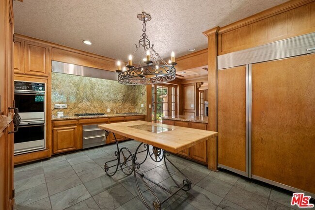 Building Photo - 1029 Chevy Chase Dr