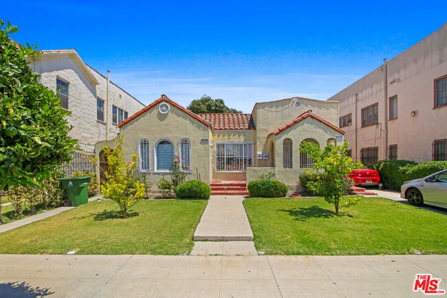 Primary Photo - 2822 S Victoria Ave