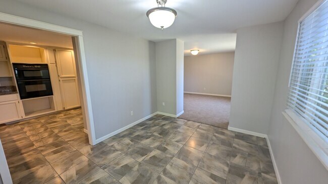 Building Photo - Single level 3 bedroom 2 bath home in the ...