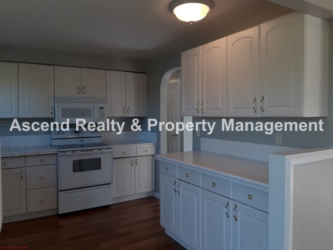 Building Photo - 4 Bed on Cul de Sac, Fenced Yard, Quick Access to Schools, Outlet Mall, Troutdale Station Food Ca...