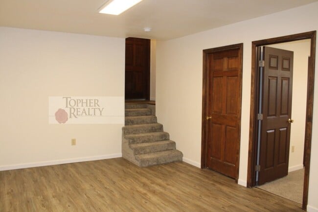 Building Photo - 3 Cambridge Ct