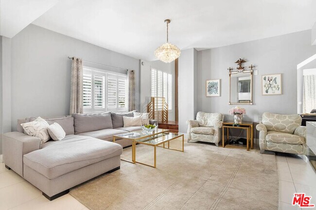 Building Photo - 121 S Palm Dr