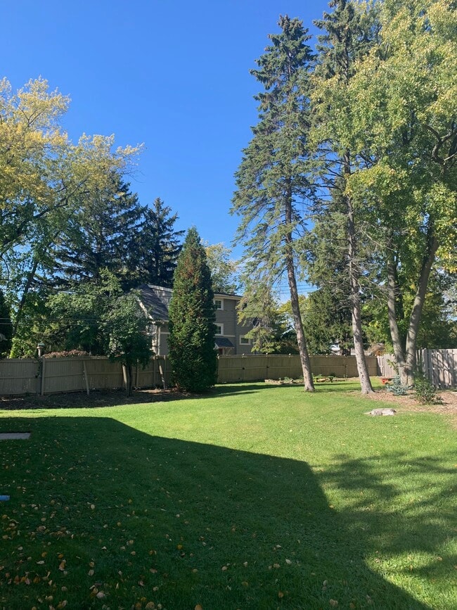 Building Photo - 454 E Fox Dale Ct