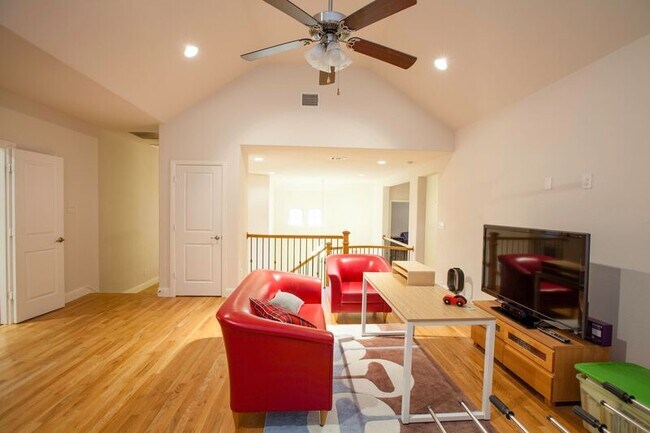 Building Photo - 1614 Thoroughbred Ln