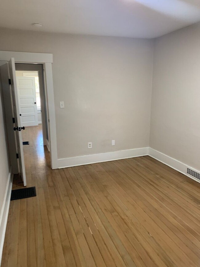 Building Photo - 5 Bedroom - PRE-LEASING FOR JUNE