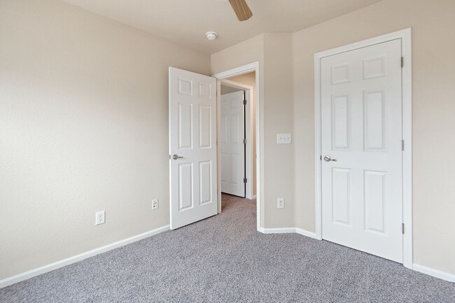 Building Photo - Evolve Real Estate: Beautiful 3 Bed / 2.5 ...